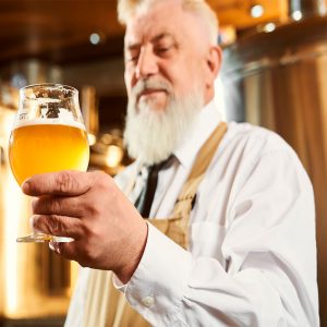 El catador de cerveza conoce el producto