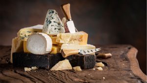 El concepto de maridaje en gastronomía no es nada nuevo, su objetivo es lograr sensaciones nuevas al degustar alimentos combinados con bebidas.